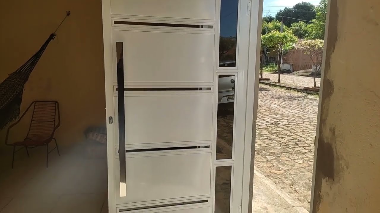 Porta de Metalon com vidro, não cole os vidros.