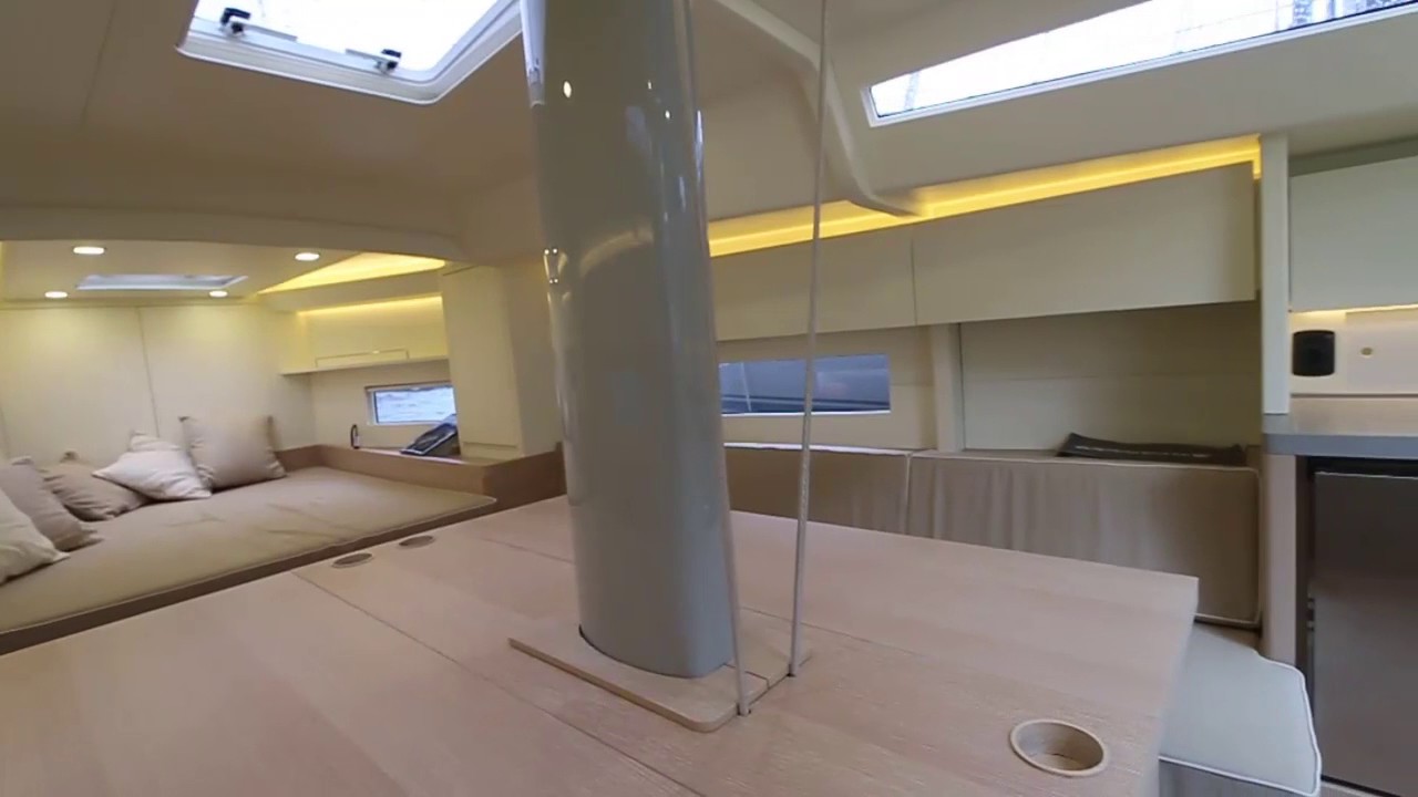 Advanced A44 dinette - TEST Sail Republic