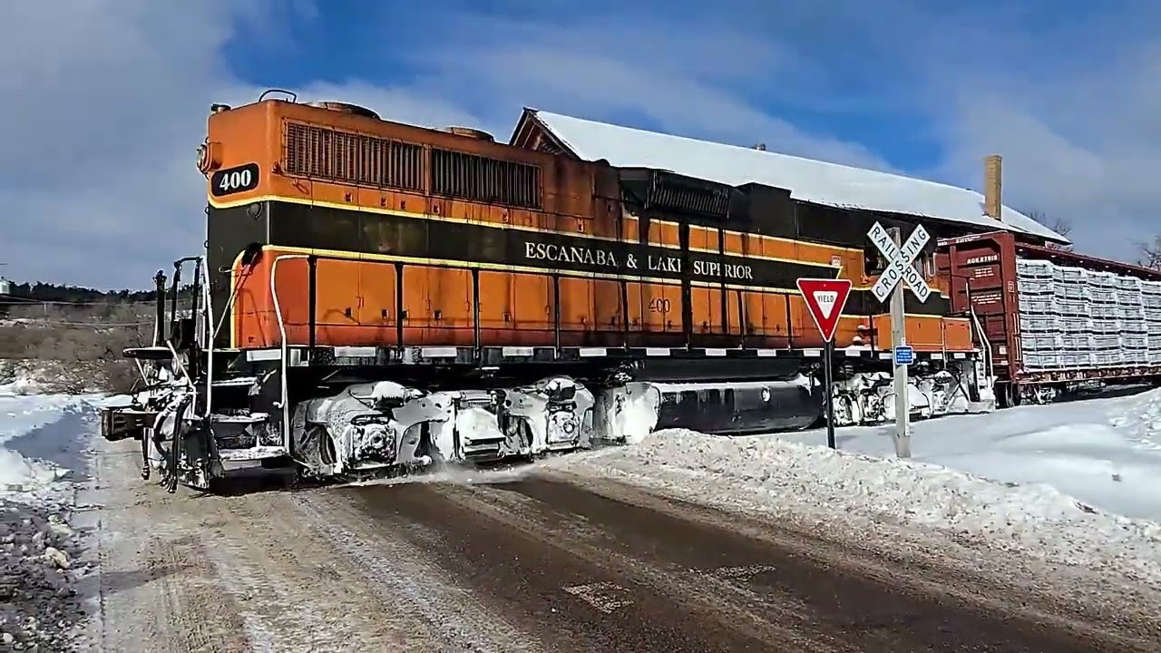 ELS 400 Sits 4 Hours Waiting For Something Before Heading South To Pembine!