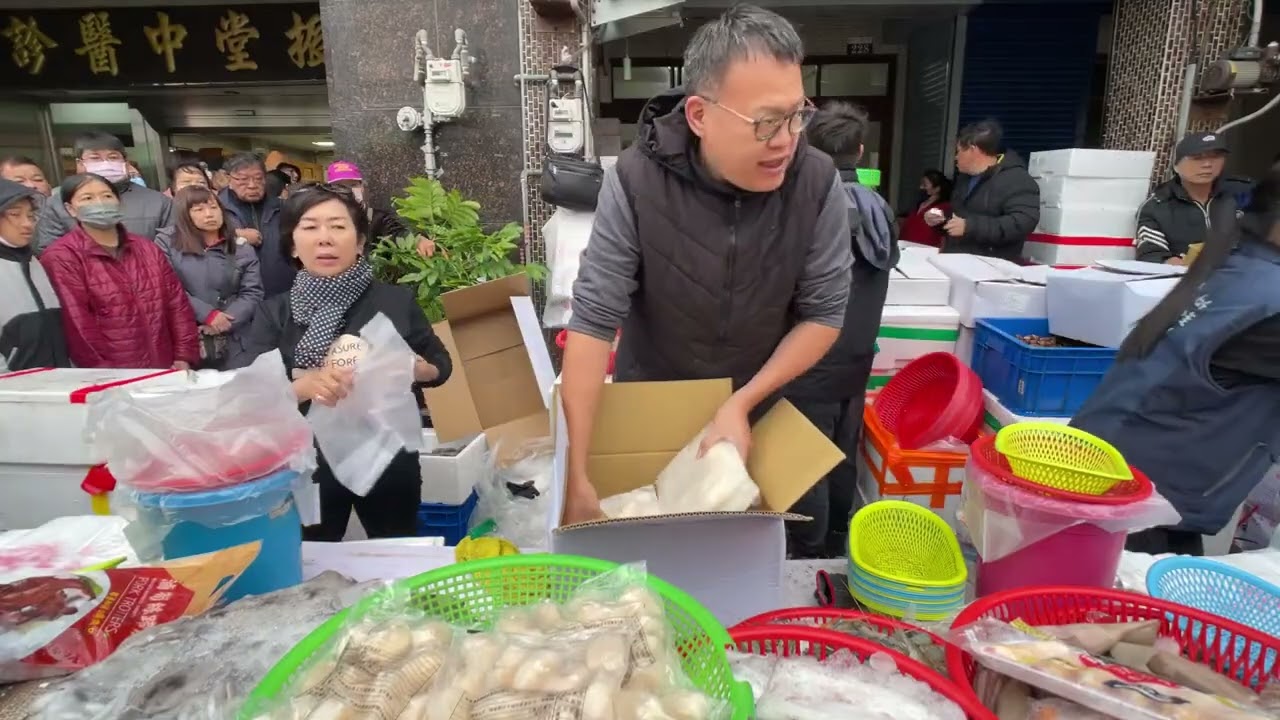 客人要買一盒 帥兒子說你自己過年喔 都不給給別人吃 #中彰海王子 #烏日火車站 #海鮮叫賣 #海鮮拍賣