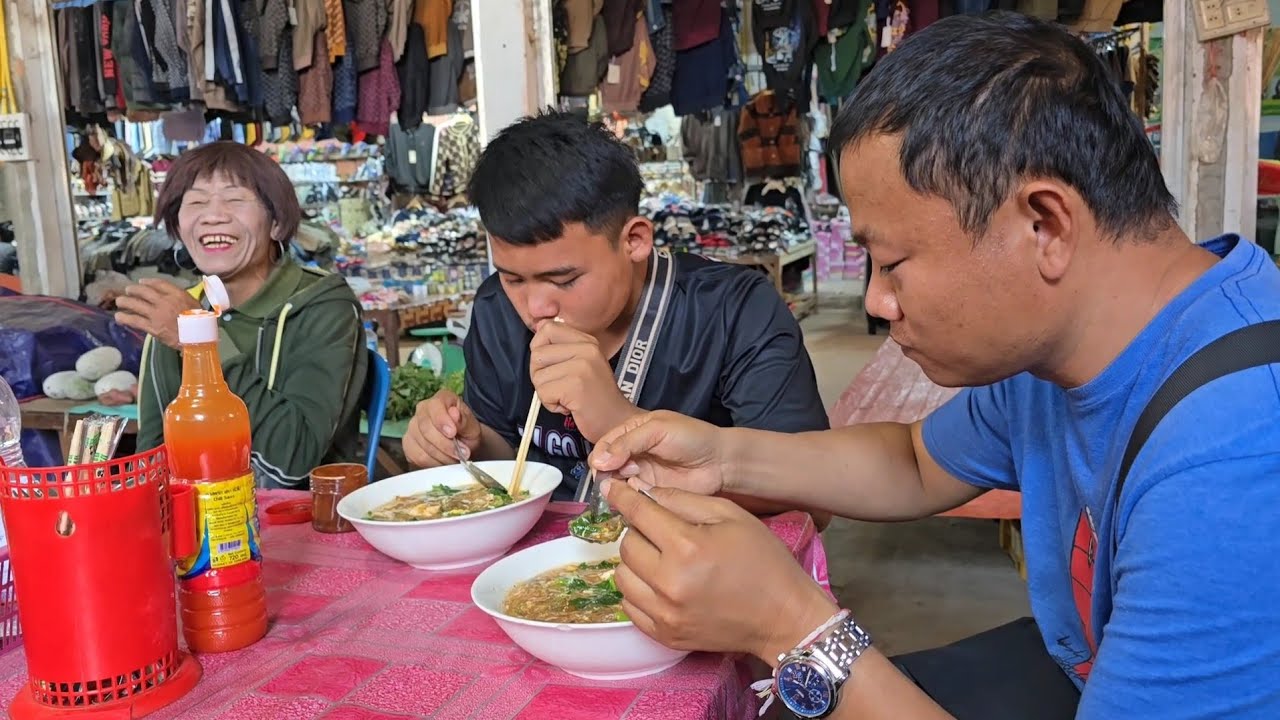 สั่งราดหน้ากินครั้งแรก หน้าตาราดหน้าที่ลาวเป็นแบบนี้