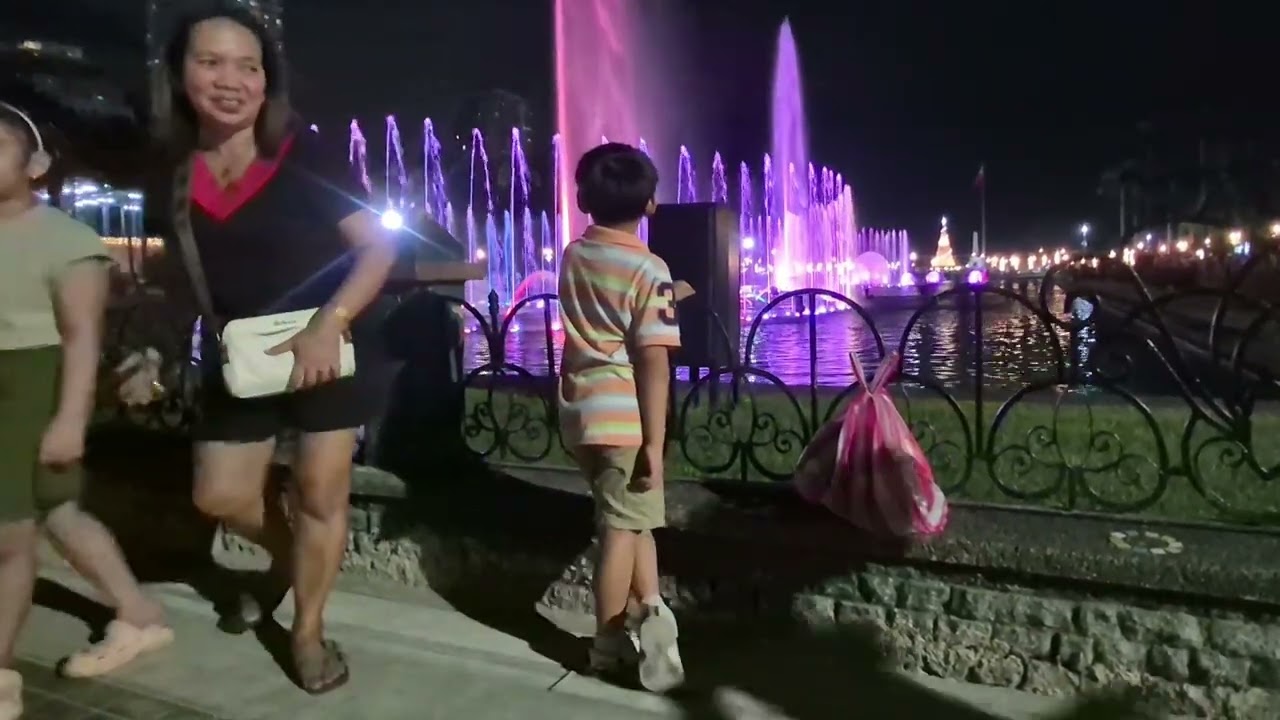 LUNETA   PARK  JOSE  RIZAL MANILA  DECEMBER  6  2025  WOW ANG  GANDA  NG FOUNTAIN  WITH LIGHTS 