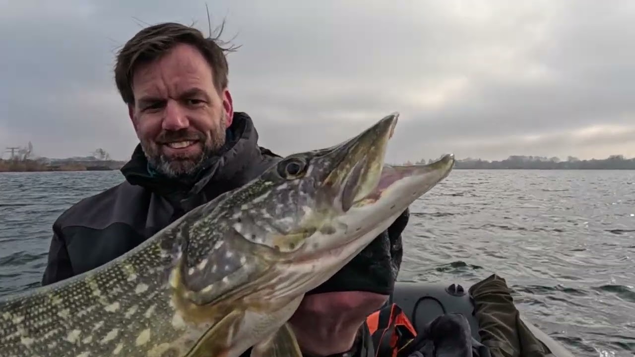 Snoeken met bassie op groot water #snoek #savagegear #vissen #raptor #underwater #gobble