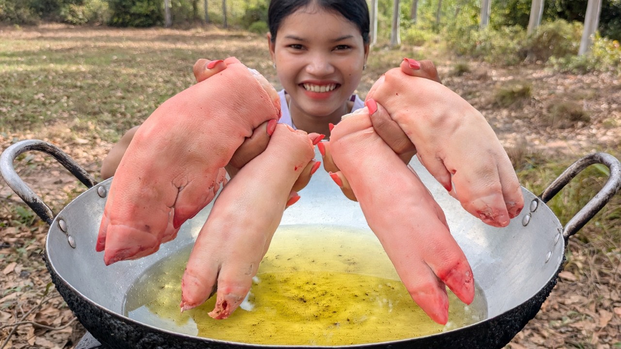 Fried Pig Feet Recipe / Red Braised Pig Feet with Palm Sugar / Pig Feet Cooking and Eating