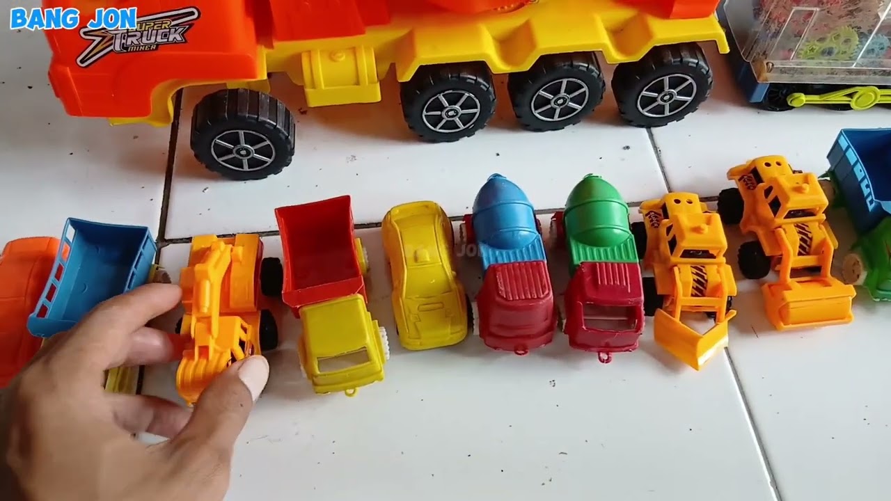 Mobil Mobilan Warna Warni, Menghitung Macam Macam Mobil Koleksi Raffaza