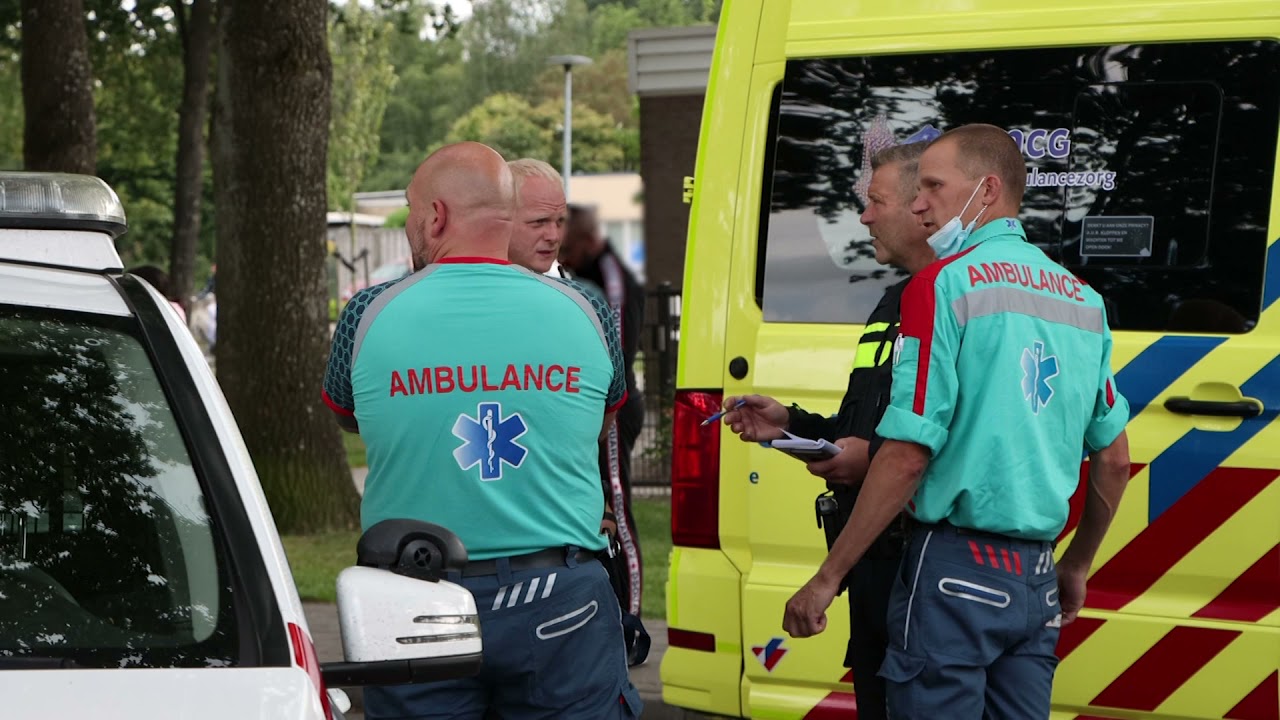 Tante trekt jongetje voor auto weg maar raakt zelf licht gewond in Emmen