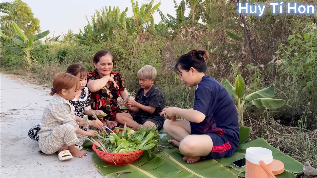 Huy Tí Hon và Huyền hrê nướng cá cùng với gia đình nhà chị hai