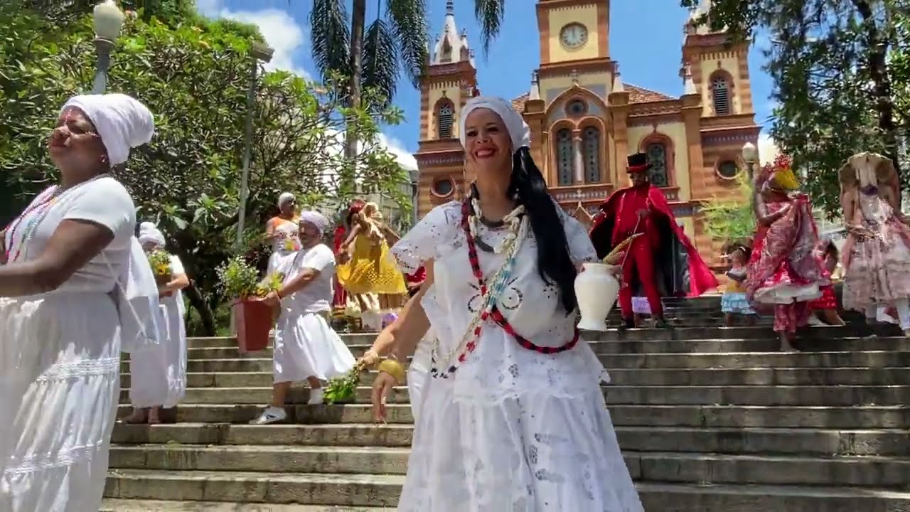 BAIANAS OZADAS LAVAM ESCADARIA DA IGREJA SÃO JOSÉ NO CARNAVAL DE BH