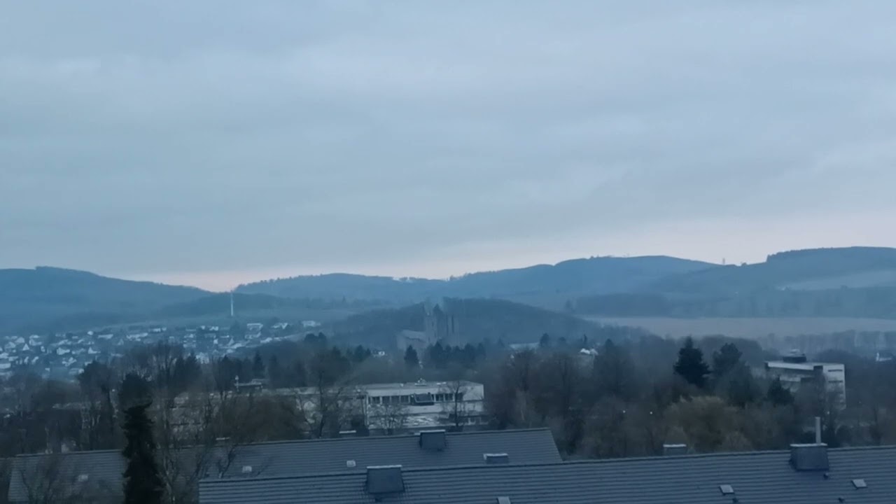 Purpurrote Morgendämmerung über Hennesee und Schüren in Meschede heute morgen. 18.4.2023.🌄☁️
