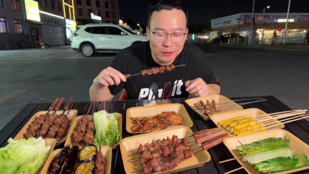 打卡诸暨这家开在停车场的烧烤摊，就靠每天现串现烤火出圈！ 一串羊肉串2元太划算了【吃货小金】