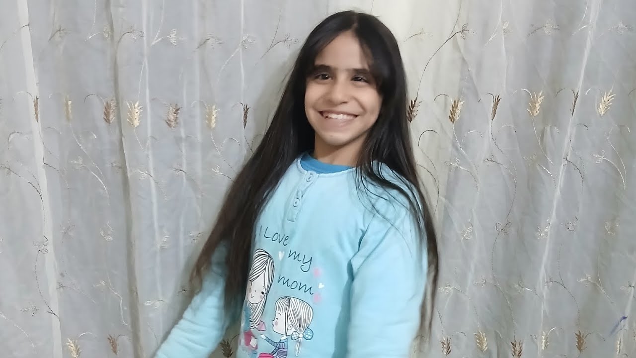 طفله كلنا نشجعها عشان تعمل معي