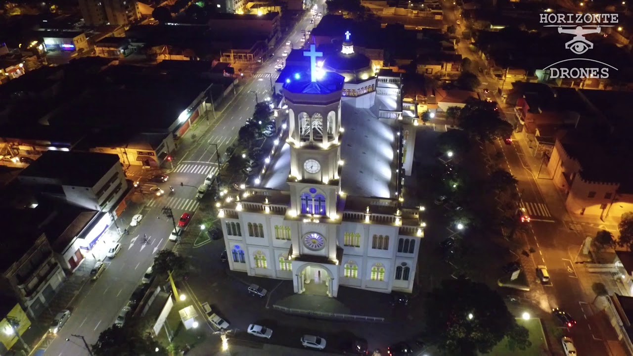 Catedral de Assis (SP) a noite.