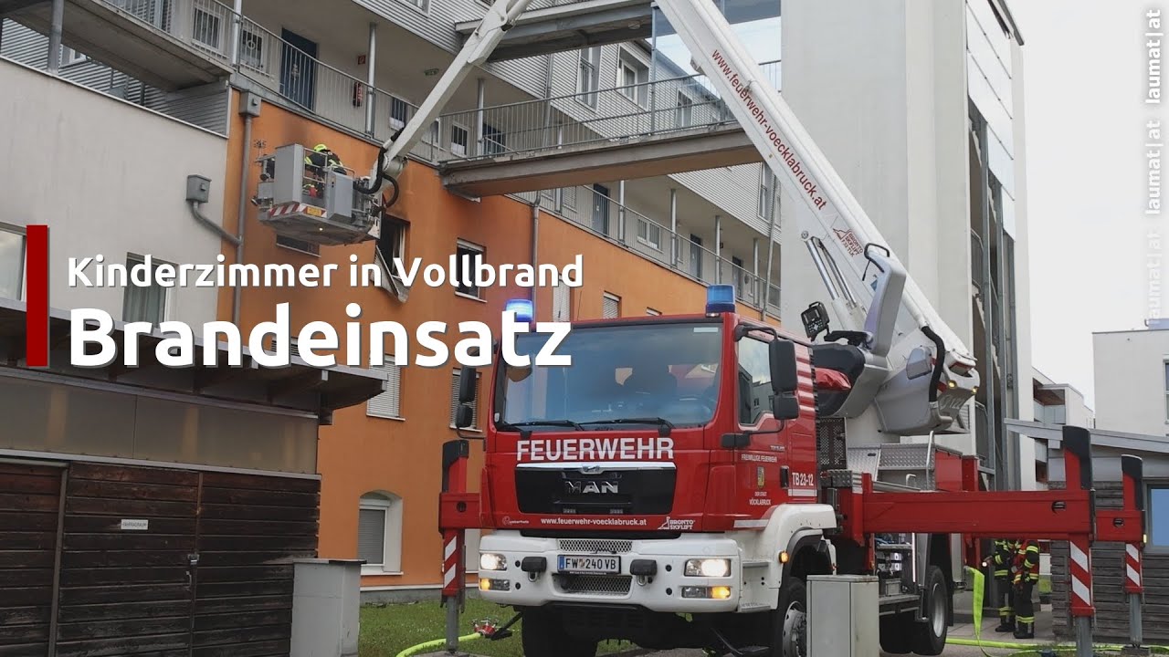 Kinderzimmer in Vollbrand: Größerer Einsatz bei Brand in einer Wohnanlage in Vöcklabruck