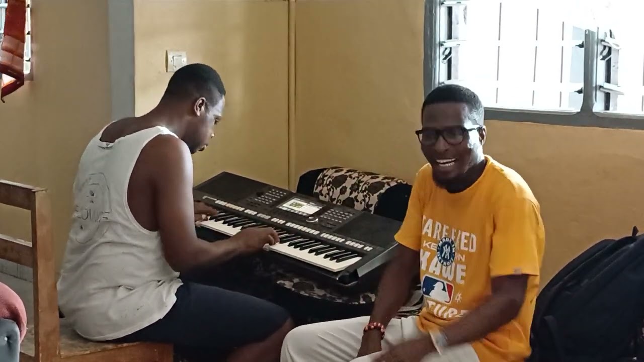 Louange et adoration. Chantre Seth Evi, Piano Ecclésiaste Koua.