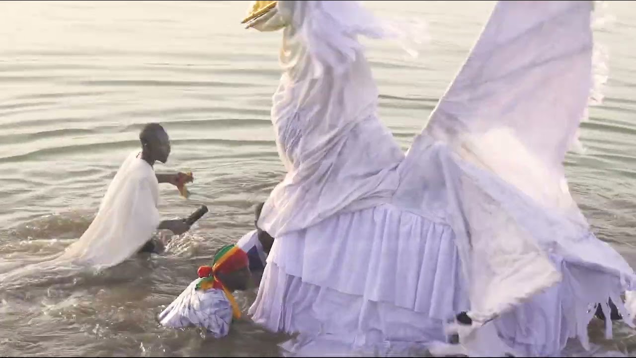La performance du groupe Bozo avec Mamou Thioro illustre la diversité du masques et de marionnettes.