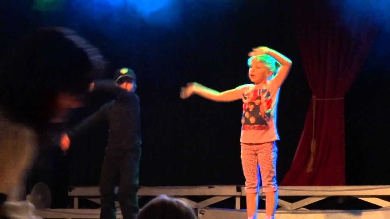 Hugo en Eline doen het vliegerlied playbackshow SKIP 2013