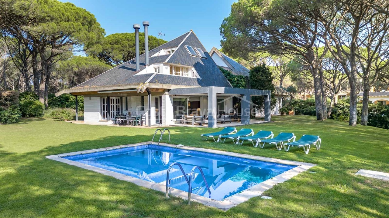 Villa mediterr&aacute;nea con jard&iacute;n y piscina cerca del golf y la playa de Pals | Ref 2979