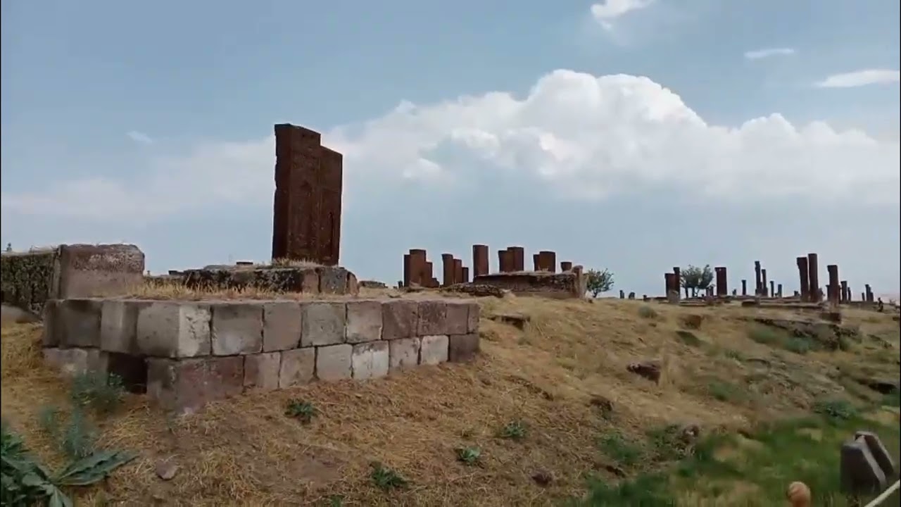 Gezi videoları  Selçuklu tarihi kalıntıları. Kümbet ve mezar taşları. Ahlat #keşfet #ahlat