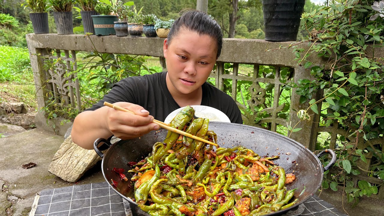 今天炒了一大锅辣椒吃得满头汗 I cooked a big pot of chili eat today