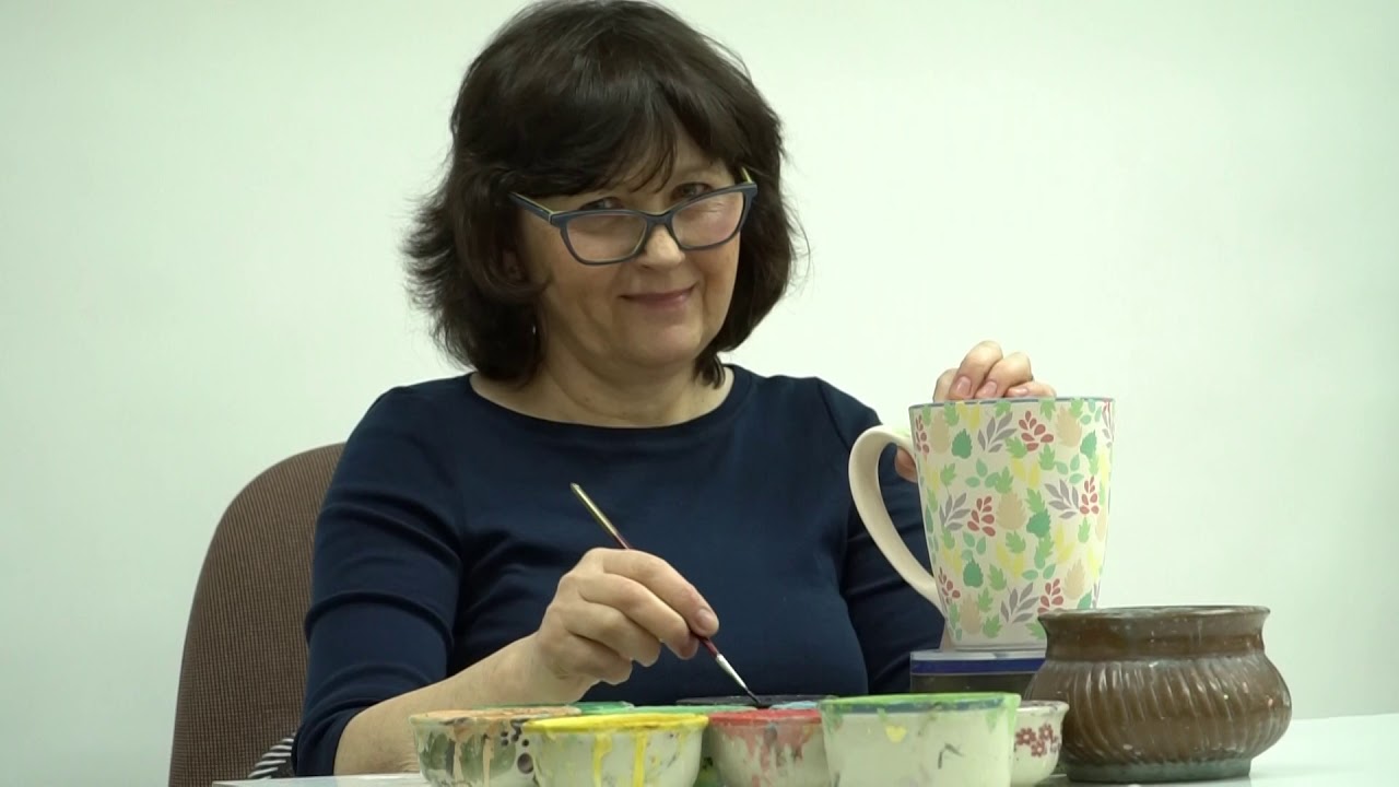 Projektantka dekoracji - Teresa Liana - prezentuje proces zdobienia najnowszego wzornictwa.
