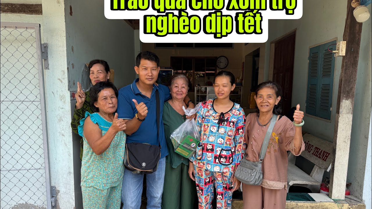 Phát quà tết cho xóm trọ nghèo thấy ai cũng vui