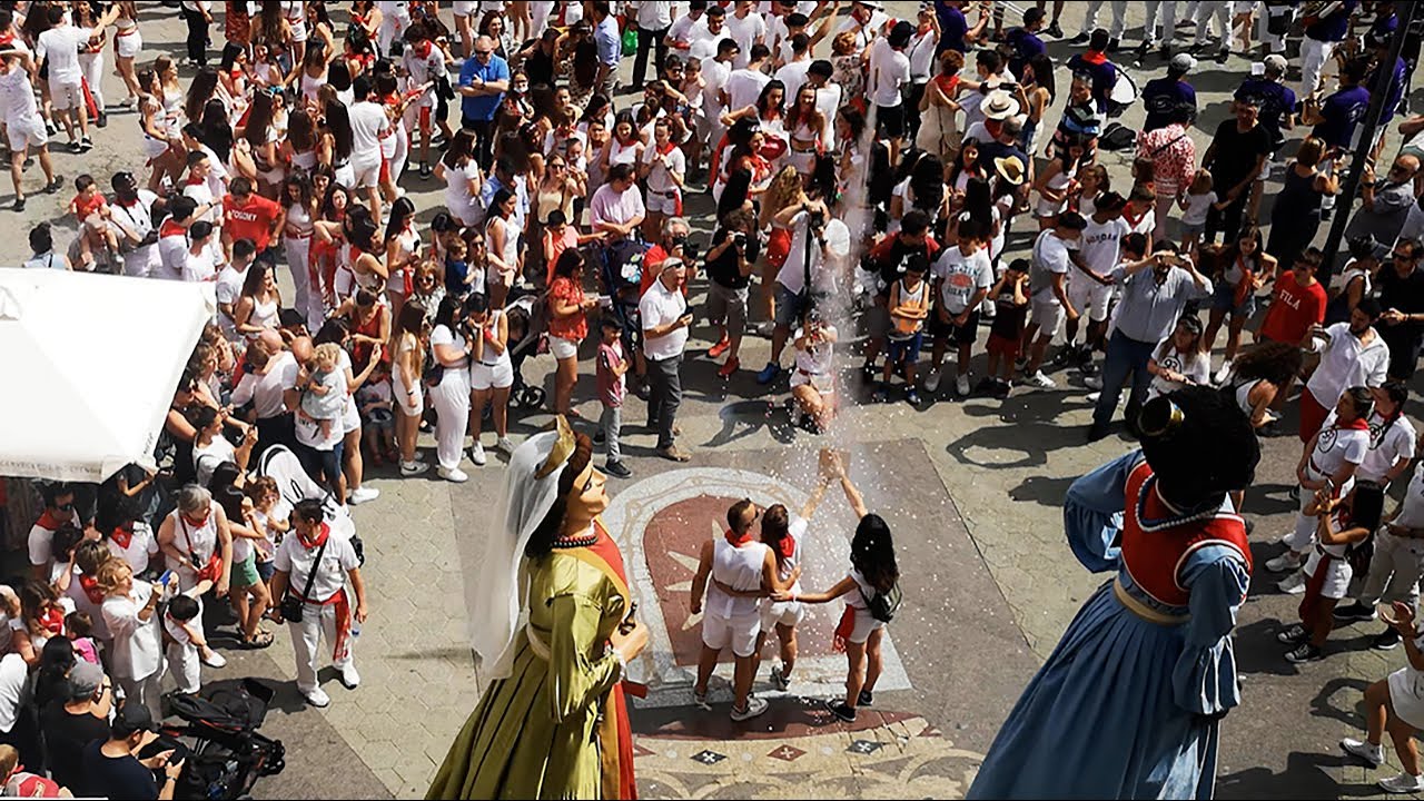 Plaza coronación de Estella Lizarra disparo del cohete anunciador de las fiestas de la juventud