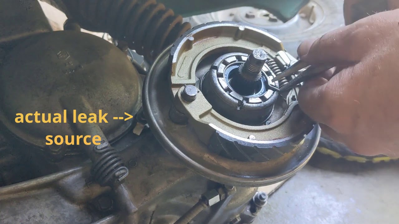 Changing the rear hub/axle oils seal on a Vespa VBB