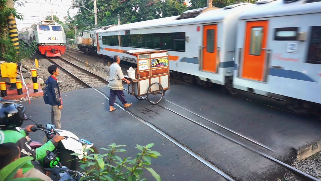 🔴Kereta Api Panjang ngebut secepat kilat diperlintasan paling viral gang sentiong