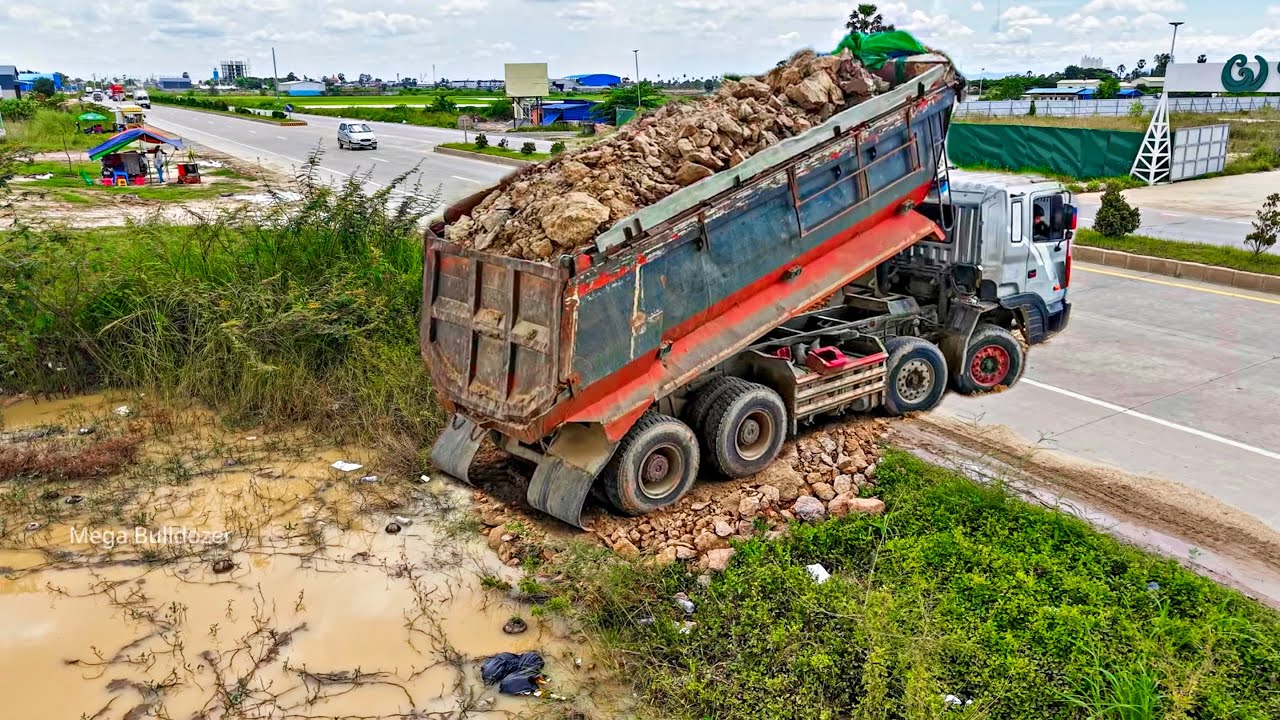 Perfect First Start New Project Land Filling By Komat'su Dozer D41P  With Truck 25Ton
