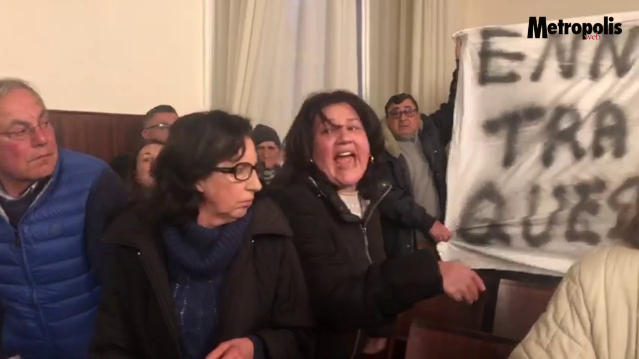 Pompei bagarre in aula per la chiusura di 