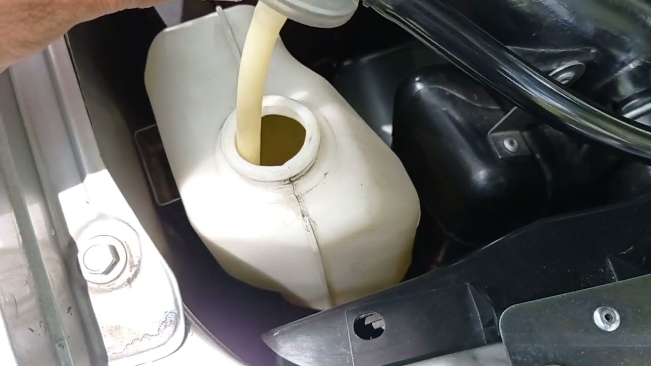 Nagbabawasan ang coolant sa reserve tank
