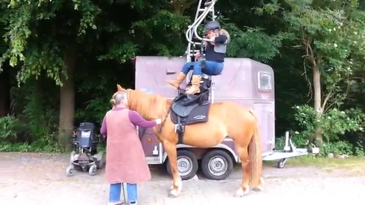 Elektrische Aufstiegshilfe zum Reiten für Menshen mit handicap