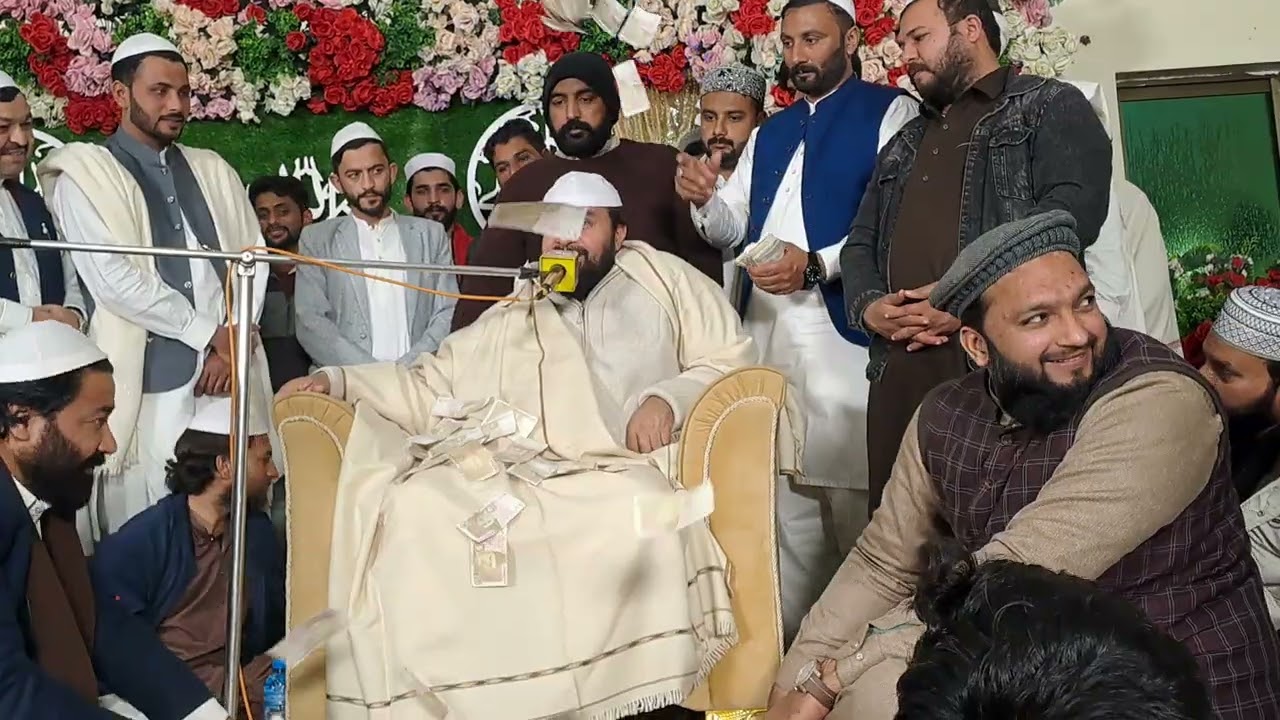 پیر سید سعید الحسن شاہ اپنی خوبصورت آواز میں بارگاہ رسالت ﷺ میں ہدیہ عقیدت کے پھول نچھاور فرمارہے ہی