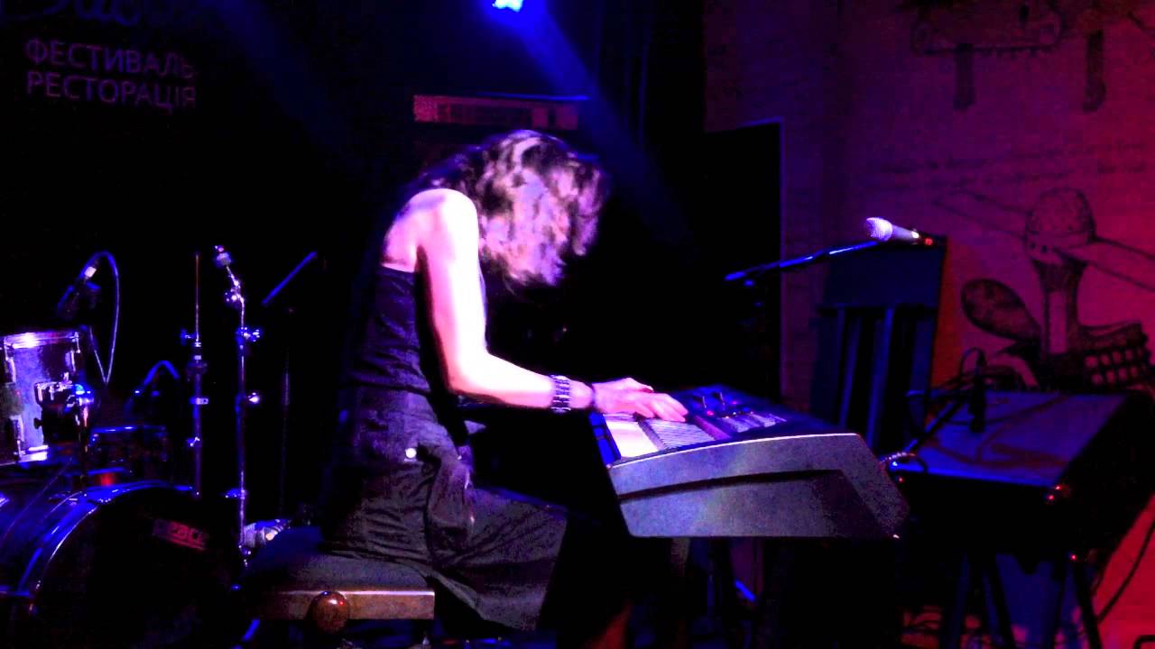 vkgoeswild plays Alice in Chains - Nutshell, Kyiv @Divan 03.08.2013