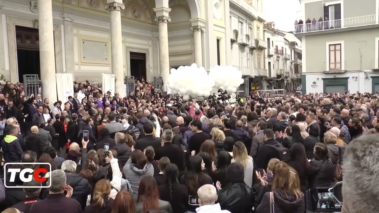 Giustizia questa è la voce unanime all’esterno del duomo di Nola  - | CONTRASTOTV canale 268