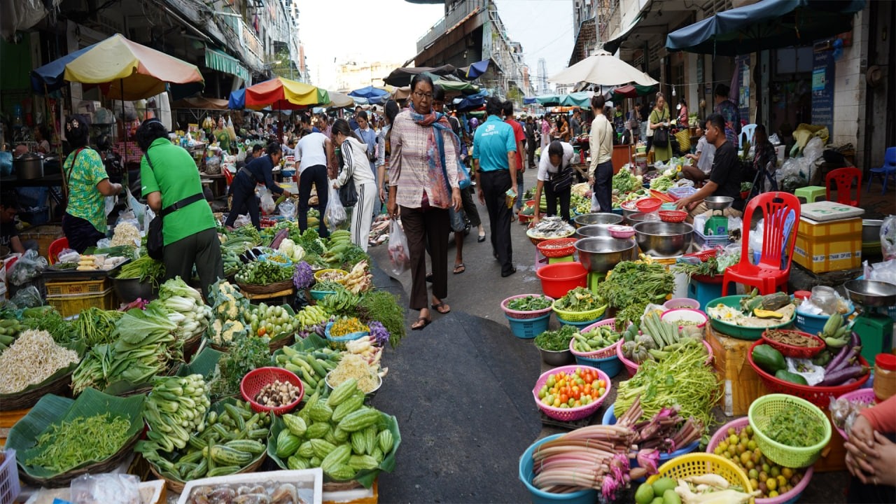 Walk Around Chbar Ampov Vegetable Market In The Morning – Daily Lifestyle Of Vendors In Market