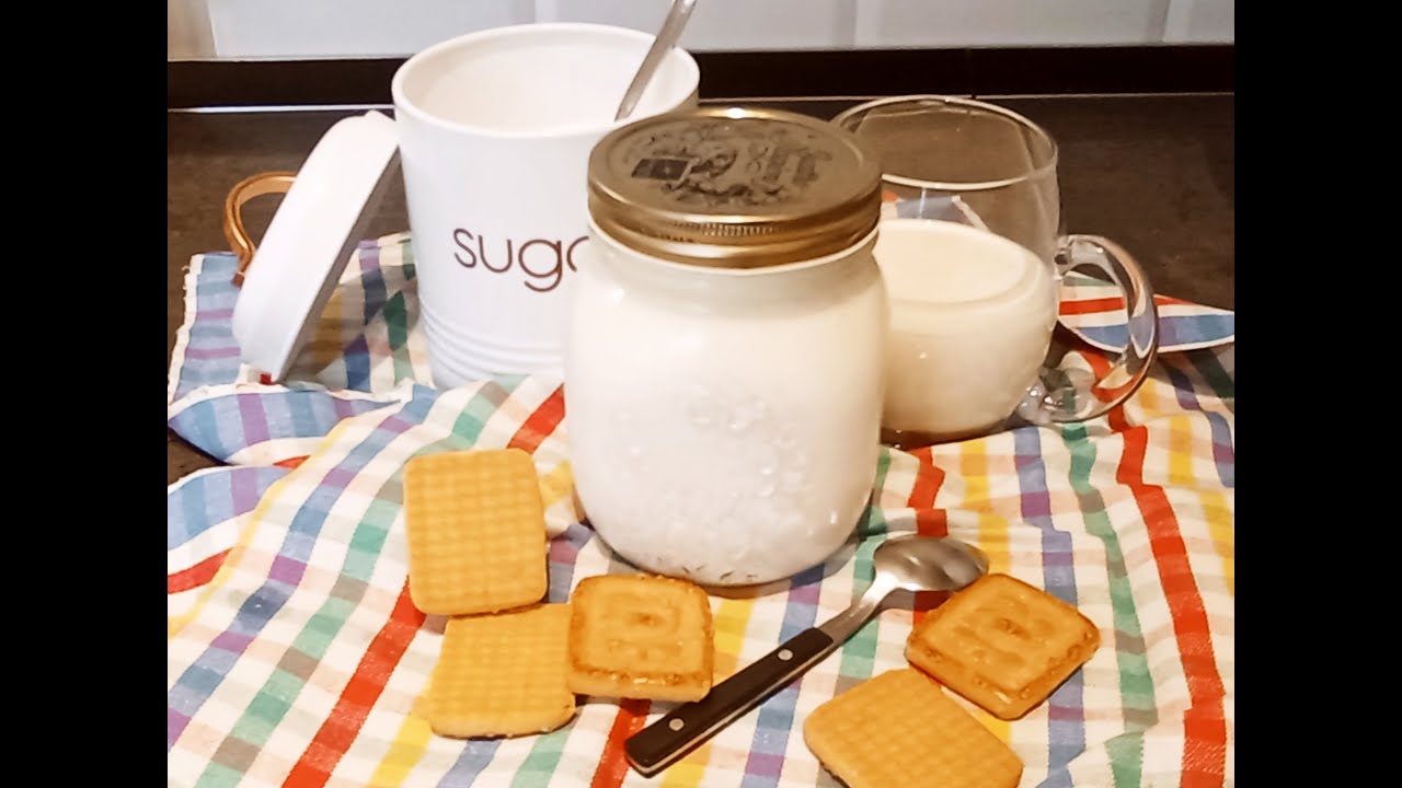 Yogurt bianco fatto in casa con la macchina del pane