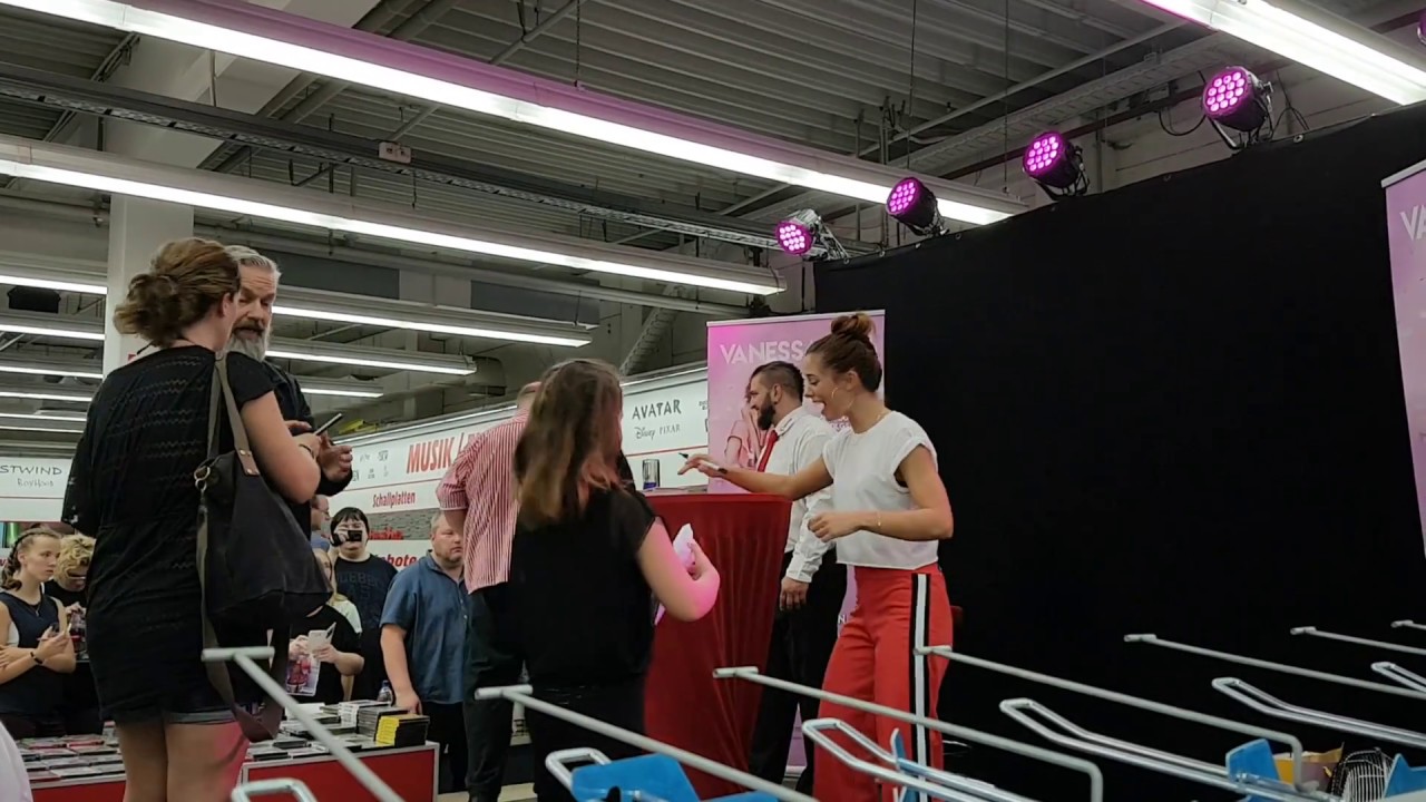 Vanessa Mai bei der Autogrammstunde Teil 1