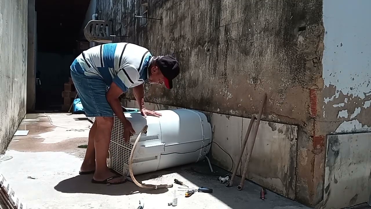 Hoje a missão foi trocar a mangueira do tanquinho que a cadela destruiu.