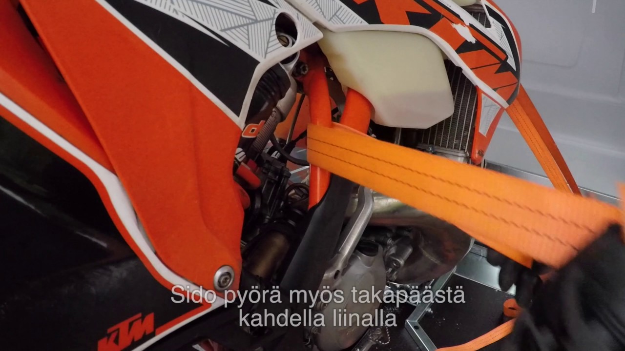Moottoripy&ouml;r&auml;n kuljettaminen per&auml;k&auml;rryss&auml;