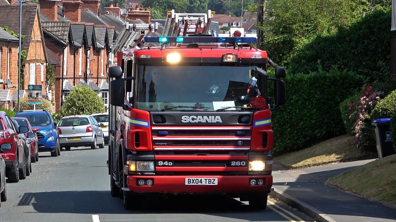 Kenilworth Retained Fire Engine Turning Out with Lights & Sirens!