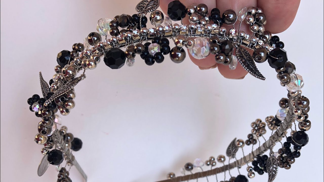 Tiara bordada com Pérolas / Pedrarias e fio Cabelo de Anjo