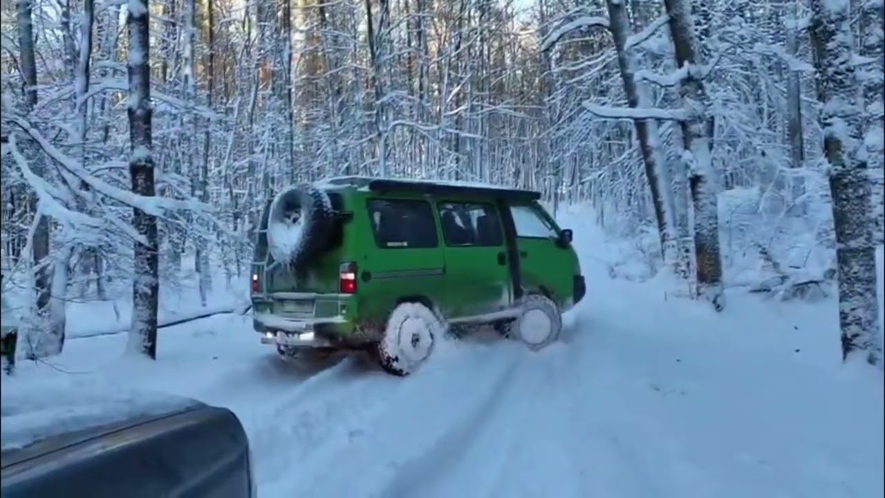 Snow Patrol Mitsubishi L300 4x4 & Land Rover Discovery
