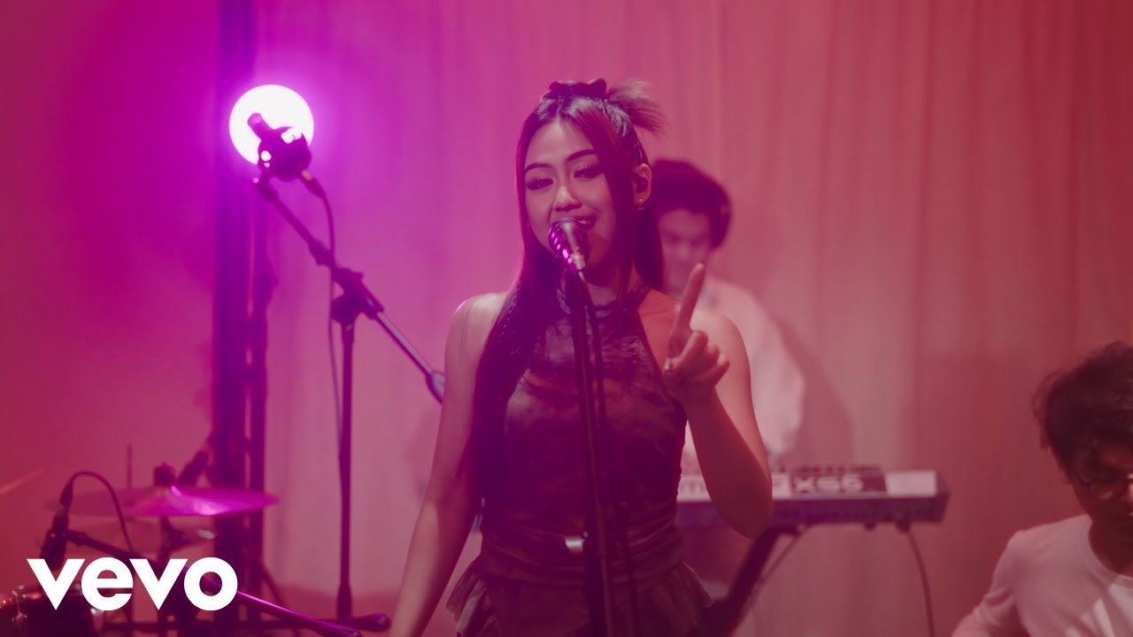 Sisca Saras - Terbawa Suasana (Live Session)
