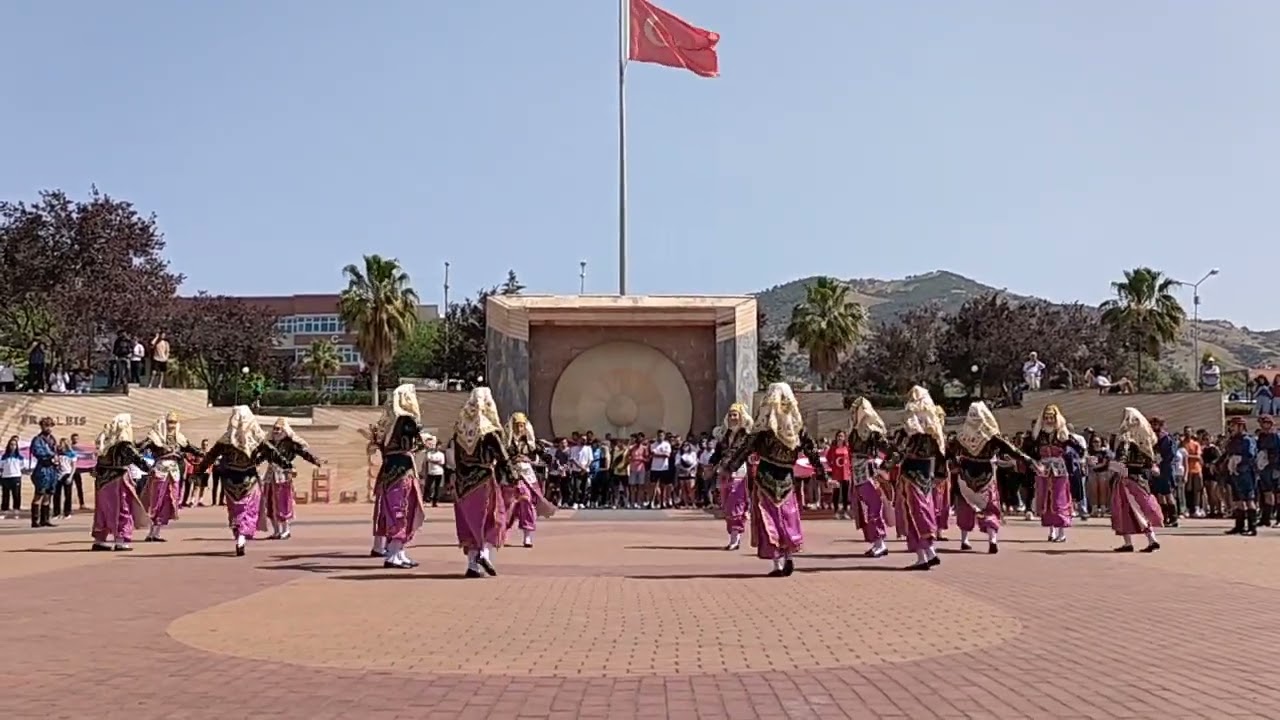 Aydın Adnan Menderes Üniversitesi Geleneksel Halk Oyunları Topluluğu Adüfest Başlangıç Gösterisi