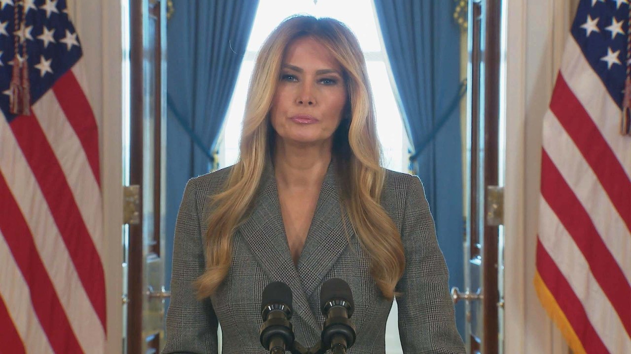 Мелания Трамп призывает Конгресс провести публичные слушания по делу Эпштейна.