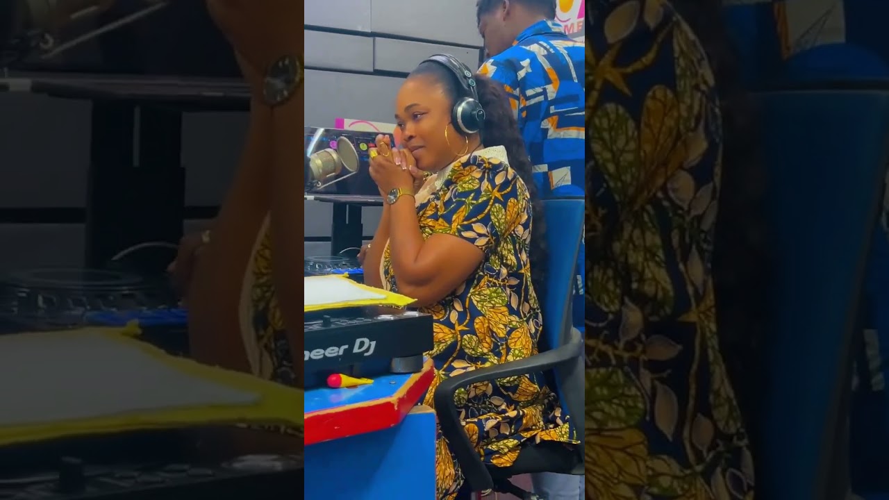 The whole studio of @hitz1039fm was filled with applause after performing black sense🔥🔥.