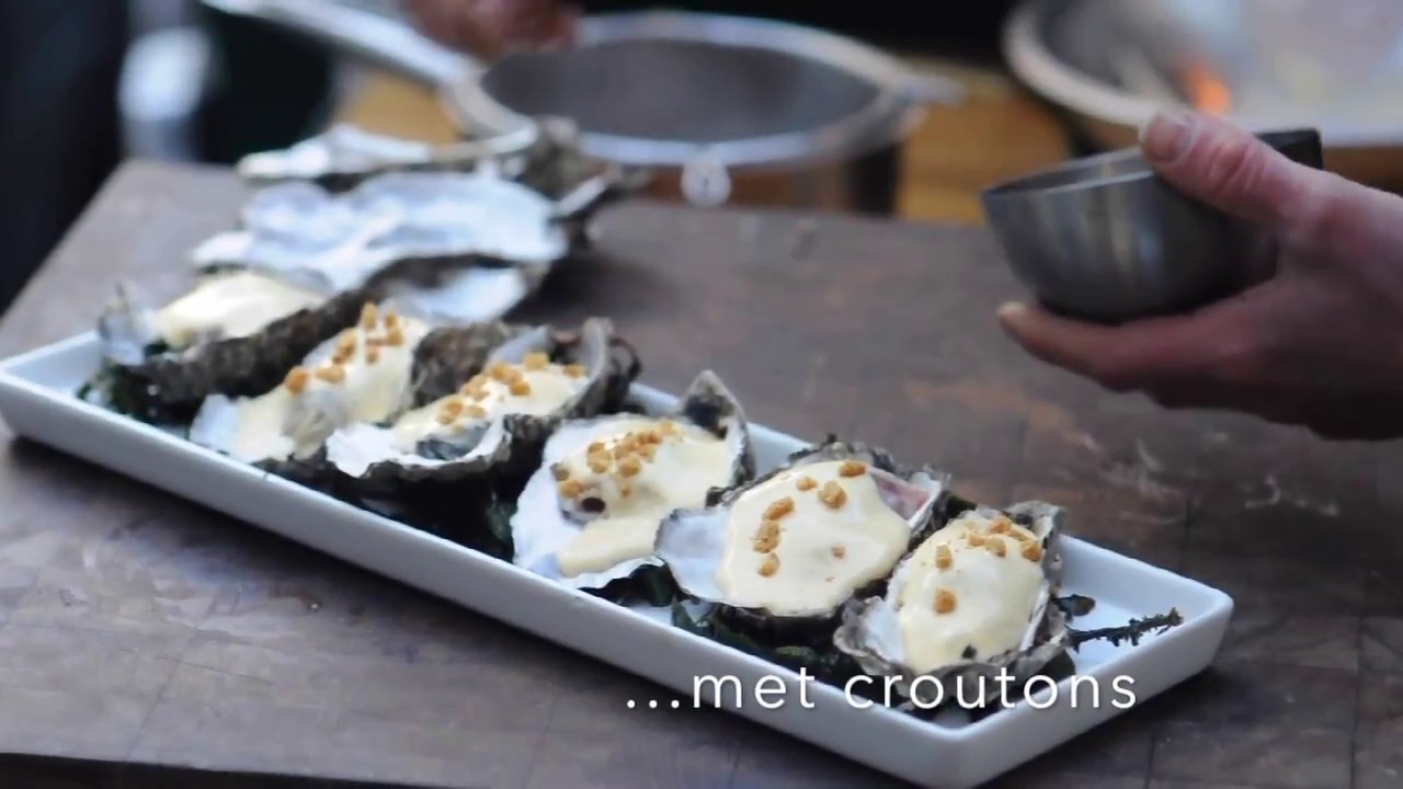 Koken met champagne: gepocheerde oesters (met de Big Green Egg)