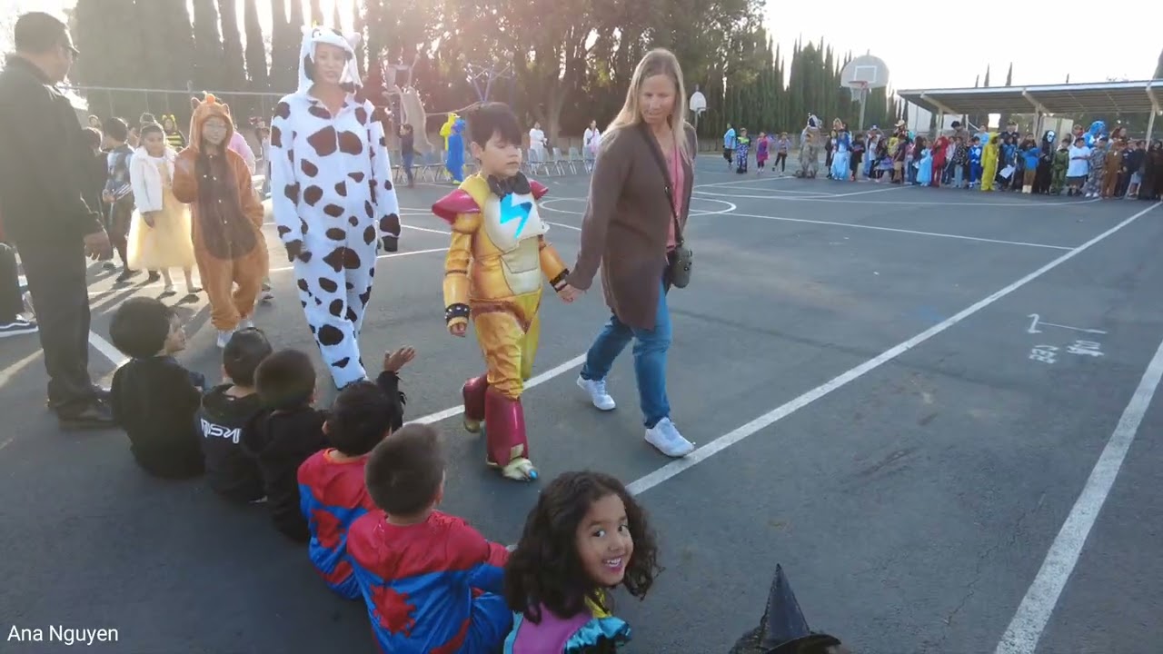 Diễn hành Hallowen tại trường tiểu học. 