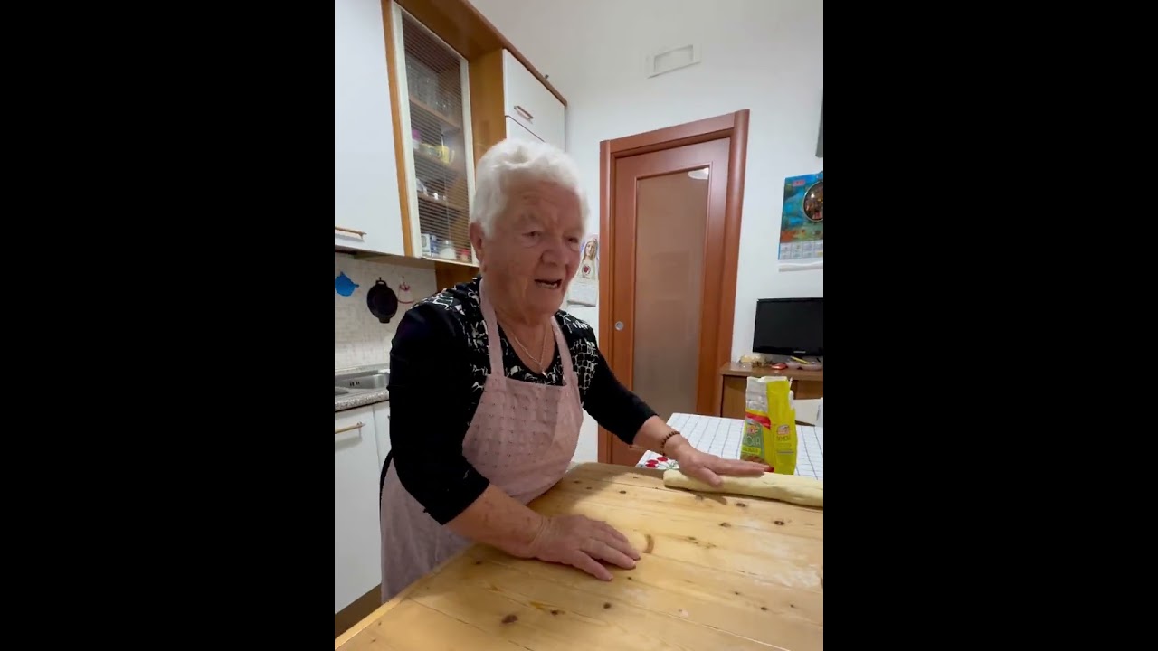 Nonna Angelina mi ha cucinato la “lagane e ciceri”. Ovviamente con i ceci di Cicerale. Buona visione